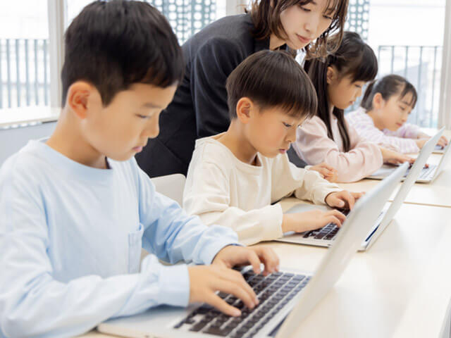 専門講師が行うプログラミング